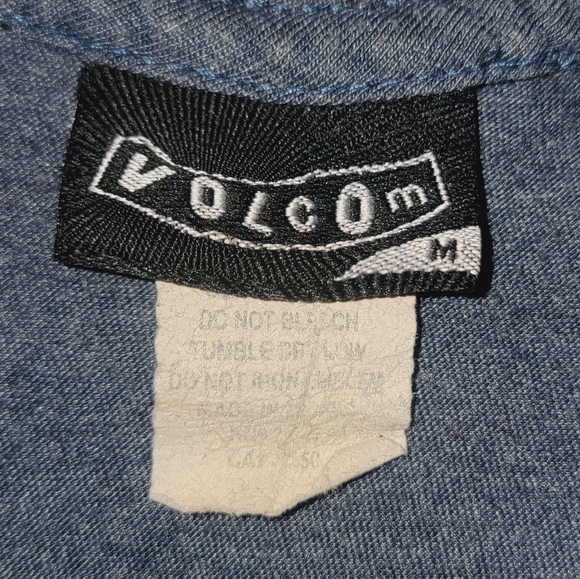 2 Volcom Graphic Tees Medium - Picture 4 of 4